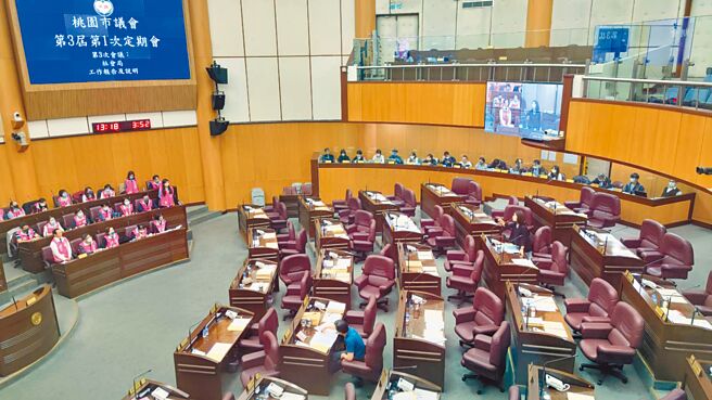 桃园市议员舒翠玲抨击前市府不当使用公益彩券基金遭监察院纠正，未来市府需分期归垫，将排挤到其他预算。（赖佑维摄）