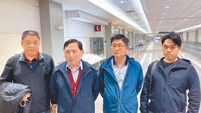 凤梨释迦销陆受阻，台东县府自组说明团赴大陆，表示此行获得正面回应。左起台东地区农会总干事李建通、台东副县长王志辉、台东凤梨释迦自救会长吴村田、国立台东大学教授李俊霖。（台东县政府提供／蔡旻妤台东传真）