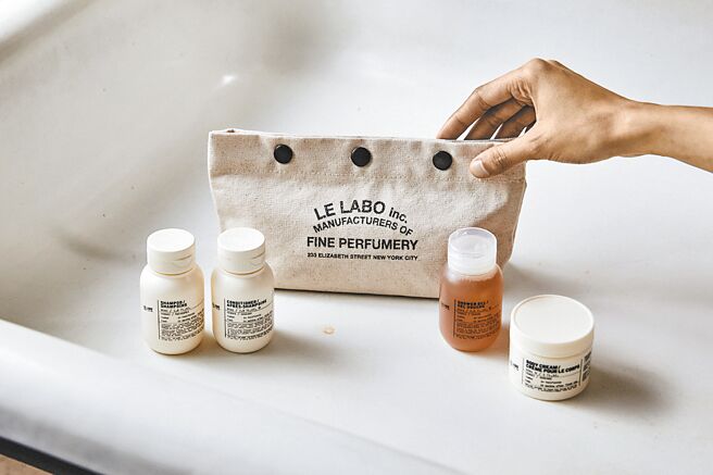 Le Labo香味一直深受文青喜爱，BHF桧木香旅行组搭配水洗帆布包，绝佳质感与香气值得一试。（Le Labo提供）