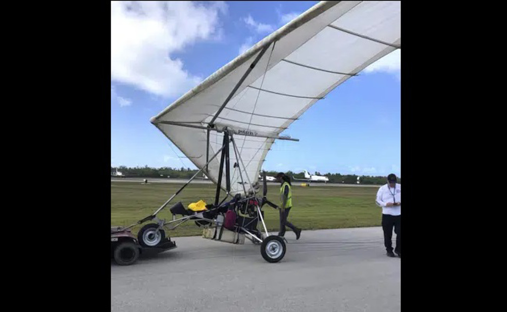 2位古巴人驾驶轻航机抵达佛罗里达州基斯韦特岛。图/美联社(photo:ChinaTimes)