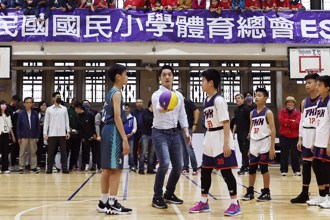 籃球》全國國小錦標賽開打 蔣萬安到場開球更打表演賽