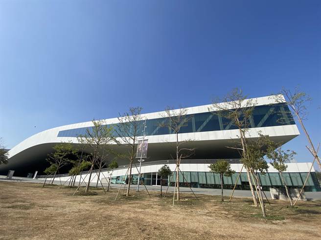 鸟友指出，卫武营国家艺术中心内的音乐厅售票口上方、榕树广场、歌剧院的洞洞墙、投射灯塔等地都有鸟类常驻。（杨舒婷摄）