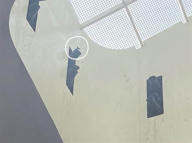 天花板上的天井经常有鸟类栖息，墙壁可看出有许多鸟屎痕迹。（杨舒婷摄）