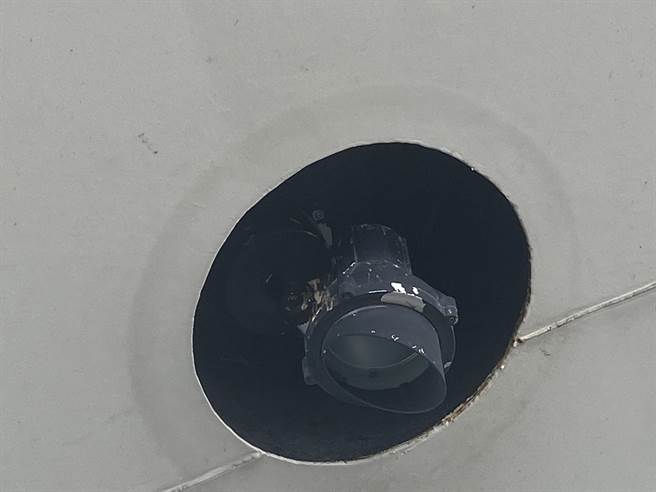 馆内的嵌灯上也充满鸟屎痕迹。（杨舒婷摄）