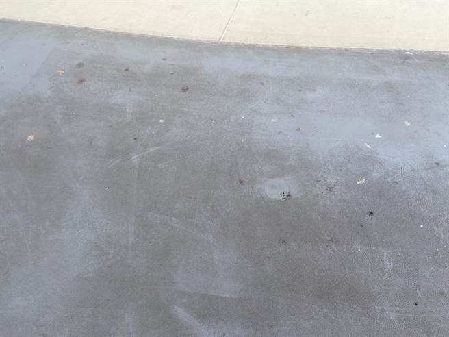 虽卫武营地板採水泥灰顏色，但仍无法忽视鸟屎痕迹。（杨舒婷摄）