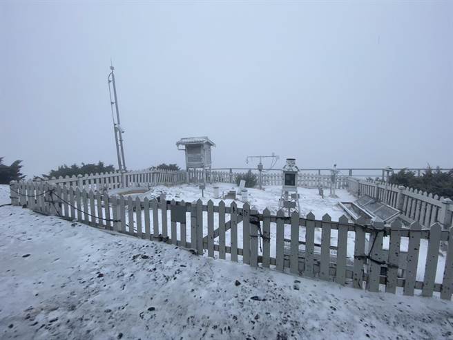 玉山下雪了！去年冬天以來第1場雪。（玉山氣象站提供／廖志晃南投傳真）