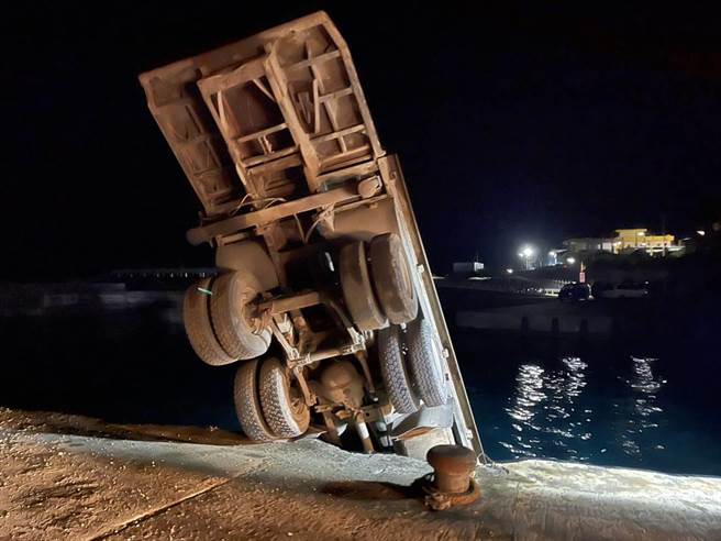 兰屿开元港昨晚发生1辆拖板货车不明原因落海。（海巡提供）