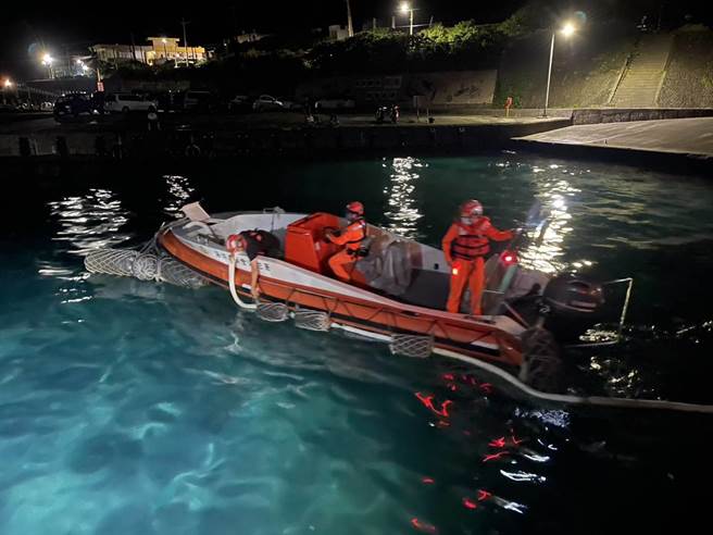 兰屿开元港昨晚发生1辆拖板货车不明原因落海。（海巡提供）