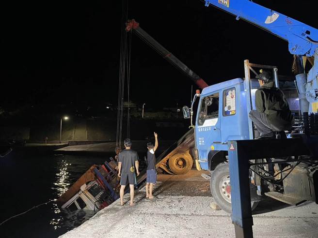 兰屿开元港昨晚发生1辆拖板货车不明原因落海。（海巡提供）