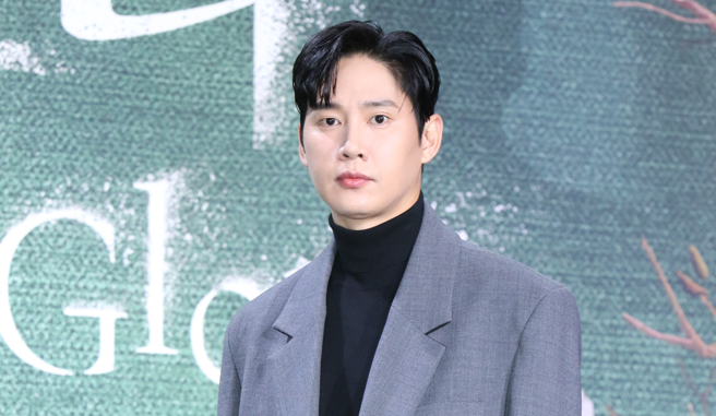 朴成勋透露自己亲自上阵水泥活埋戏。（图／达志影像）