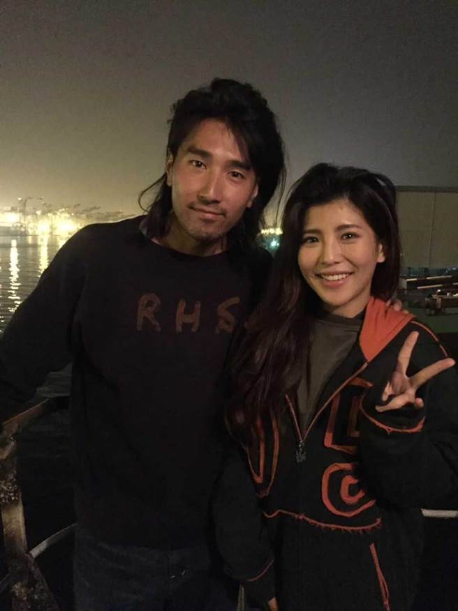 壮壮（右）直呼很幸运人生萤幕初吻献男神赵又廷。（壮壮提供）