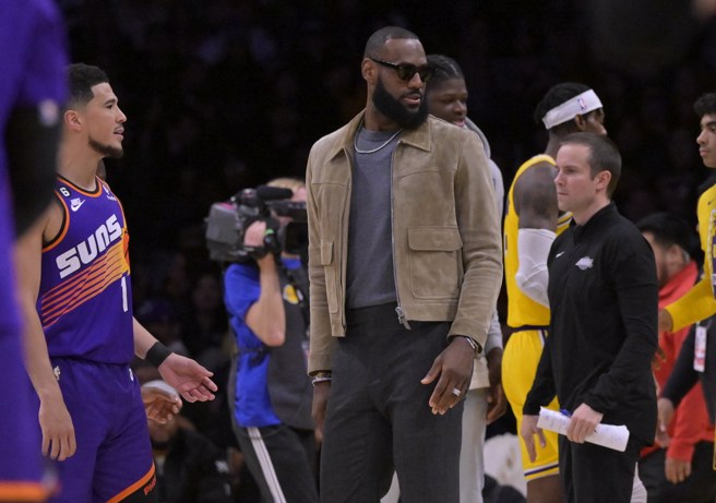 距离詹姆斯伤癒復出的时间越来越近了。(路透资料照)