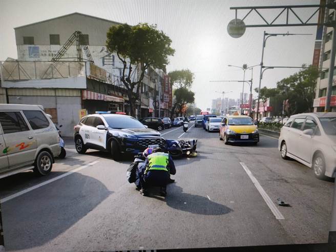 大雅警分局交通分队巡逻车日前与驾驶大型重机黄女发生碰撞。（民眾提供）