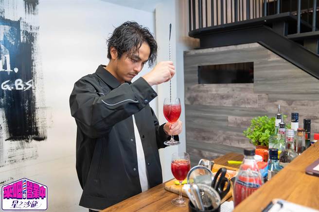 杨铭威在《来吧！营业中2》的「星之沙龙」担任酒水部长，练习调酒。（TVBS提供）