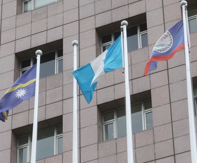 外交部长吴钊燮26日上午9点半临时召开记者会，宣布台湾与宏都拉斯断交，天母使馆特区内上午8点已降下宏都拉斯国旗。（陈怡诚摄）