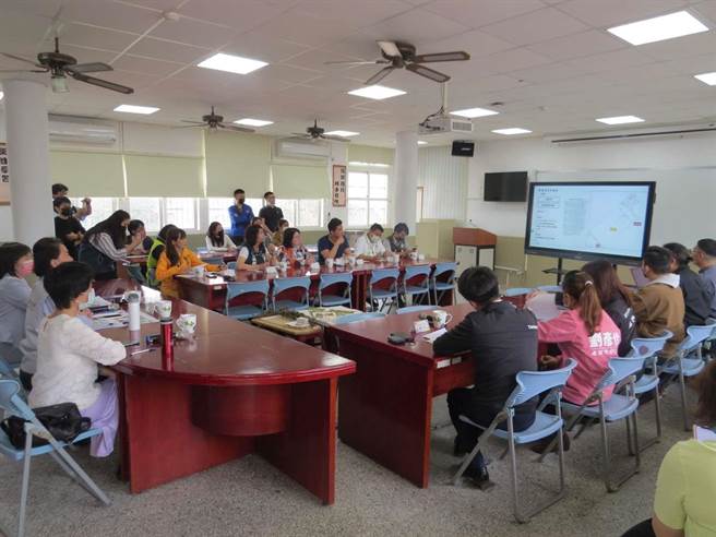 新竹市富禮國中射箭館增建工程流標2次，新竹市長高虹安上周與多名市議員到場會勘。（新竹市政府提供／王惠慧新竹傳真）