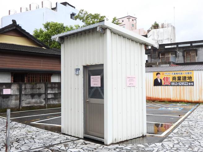 堪称全台最小的房屋位在花莲市花岗街7之1号，建物坪数约0.3025坪，与四周的高楼大厦以及隔壁的日造建筑相较起来，特别显眼，引起花莲民眾热议。（罗亦晽摄）