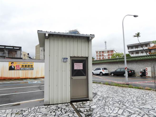 堪称全台最小的房屋位在花莲市花岗街7之1号，建物坪数约0.3025坪，与四周的高楼大厦以及隔壁的日造建筑相较起来，特别显眼，引起花莲民眾热议。（罗亦晽摄）