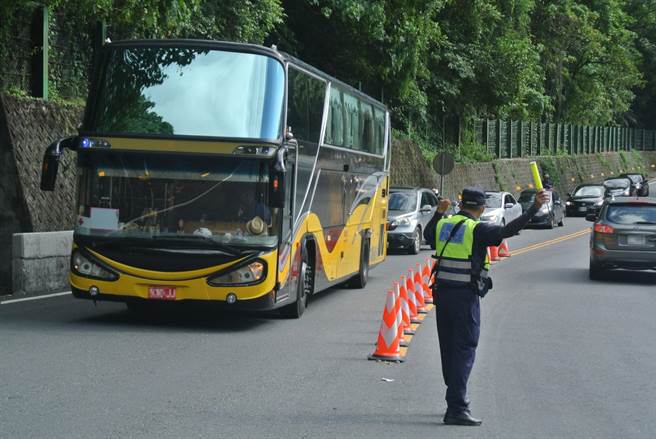 清明连续5天假期即将到来，公路总局预估苏花路廊南下车潮最高峰落在连假首日，整天共有2万4000辆次，北返车流则出现在收假日，整天近2万辆次；图为歷年连假苏花路廊车潮。（罗亦晽摄）