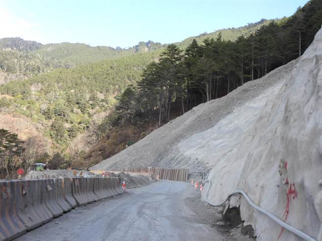 清明连假期间，台8线中横公路117.4公里关原坍方灾害抢修路段4月1日至5日不施工，每日上午7时至傍晚5时开放通行。（罗亦晽摄）