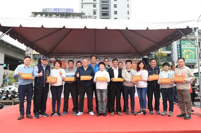 台中市长卢秀燕上午出席台中市枇杷农特产品产业文化活动。（冯惠宜摄）