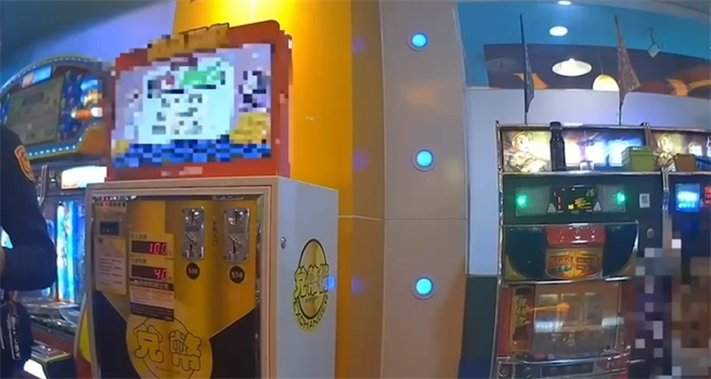 警方于游艺场临检时发现通缉犯。（翻摄照片／高雄洪靖宜传真）