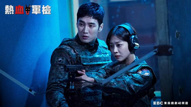 安普贤（左）与曹宝儿戏里同有失去挚亲的伤痛。（东森提供）