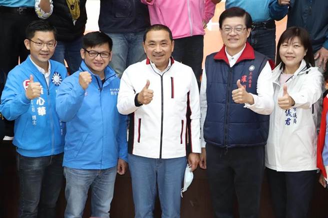 国民党新北市议员刘哲彰（左2）日前宣布投入中和选区立委初选，挑战现任立委罗明才（右2）。（翻摄罗明才脸书）