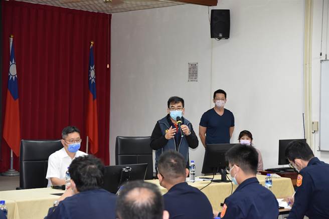 雾峰警分局邀集辖区旅宿业者参与座谈，由分局长陈祥麟亲自主持，宣导最新诈骗手法、毒品危害及拘禁案例。（雾峰警分局提供／冯惠宜台中传真）