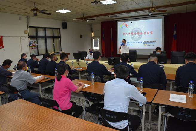 雾峰警分局邀集辖区旅宿业者参与座谈，由分局长陈祥麟亲自主持，宣导最新诈骗手法、毒品危害及拘禁案例。（雾峰警分局提供／冯惠宜台中传真）