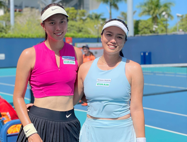 詹咏然（右）、詹皓晴（左）在迈阿密女网赛携手女双。（刘雪贞提供）