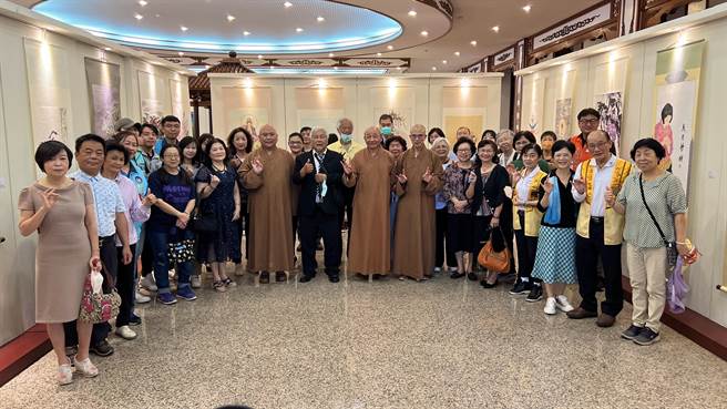 台東縣大自然油畫協會在台東市日光寺舉辦聯展，昨舉行開幕儀式（民眾提供） 