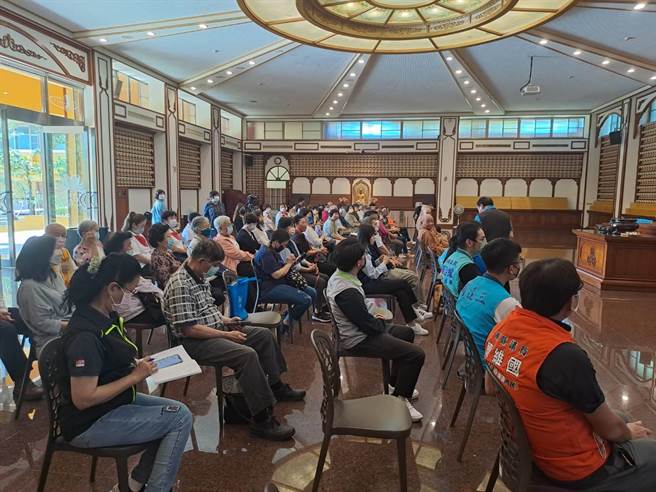 台東縣大自然油畫協會在台東市日光寺舉辦聯展，昨舉行開幕儀式（民眾提供） 