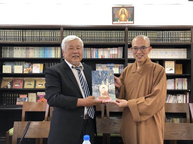 台東縣大自然油畫協會在台東市日光寺舉辦聯展，昨舉行開幕儀式（民眾提供） 