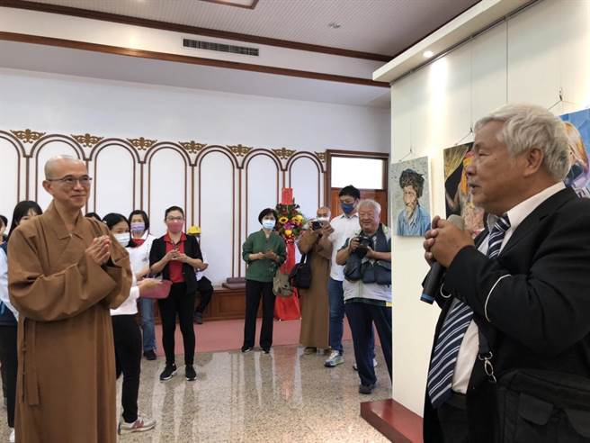 台東縣大自然油畫協會在台東市日光寺舉辦聯展，昨舉行開幕儀式（民眾提供）