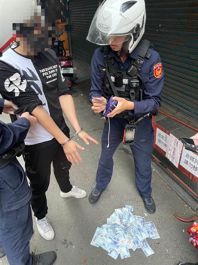 员警在郭嫌身上搜出新臺币40万5000元，坦承缺钱花用才铤而走险担任诈骗车手。（警方提供）