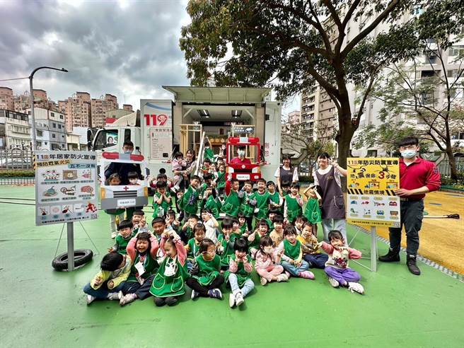 中路消防分队利用最近日本「环球影城超级任天堂玛莉欧」的热潮发挥创意，将活动中的消防射水靶及地震体验车装饰成超级玛莉欧的元素，超吸睛。(消防队提供／蔡依珍桃园传真)