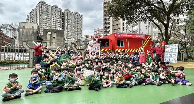 中路消防分队利用最近日本「环球影城超级任天堂玛莉欧」的热潮发挥创意，将活动中的消防射水靶及地震体验车装饰成超级玛莉欧的元素，超吸睛。(消防队提供／蔡依珍桃园传真)