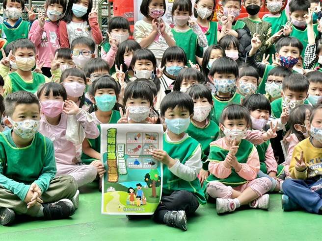 中路消防分队利用最近日本「环球影城超级任天堂玛莉欧」的热潮发挥创意，将活动中的消防射水靶及地震体验车装饰成超级玛莉欧的元素，超吸睛。(消防队提供／蔡依珍桃园传真)