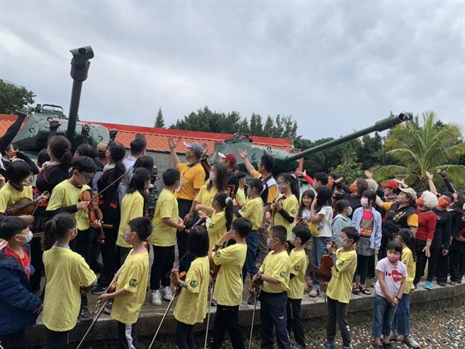 彰化市金馬公園二期改造將停放在公園內的2輛M41戰車移走，26日上午公園內聚集許多民眾，共同為M41戰車送行。（吳建輝攝）