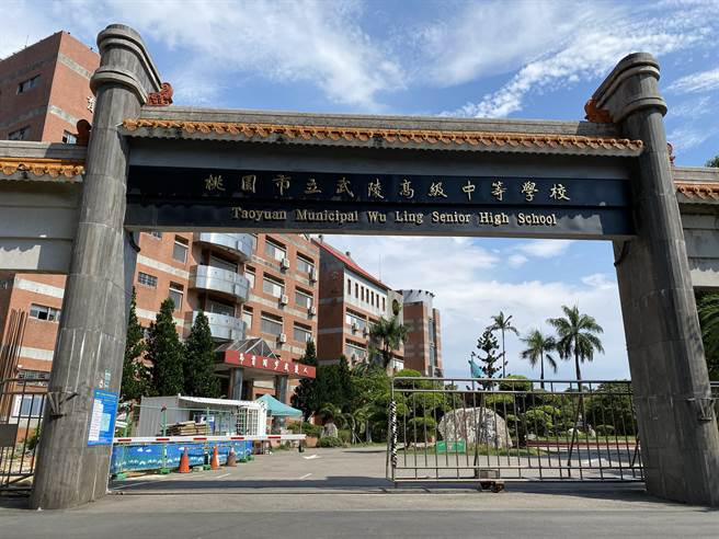 武陵高中物理考题和前年雷同，14班500多生要重考。(蔡依珍摄)