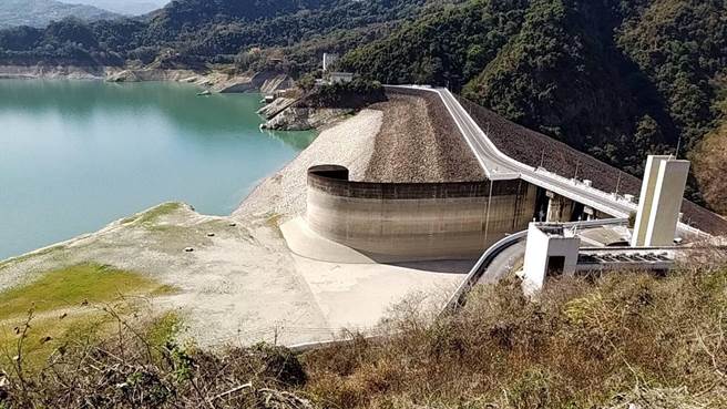 曾文水库25日整晚仅些微降雨，26日大坝前仍露出大片乾土。（南水局提供／程炳璋台南传真）