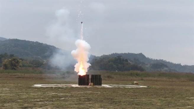 曾文水库26日接近中午施放焰弹人工增雨。（南水局提供／程炳璋台南传真）