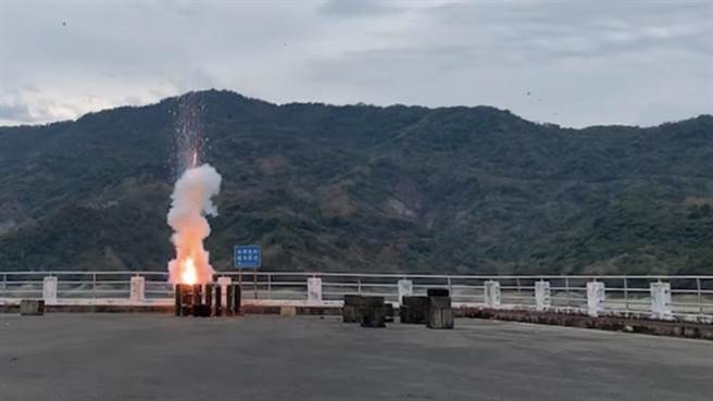 南化水库26日接近中午施放焰弹人工增雨。（南水局提供／程炳璋台南传真）