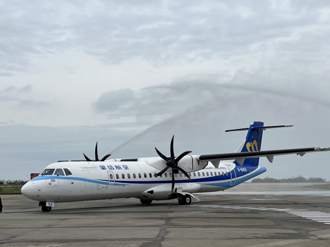 华信首航台北飞马祖 李问盼争取南台湾航线（连江县政府提供）