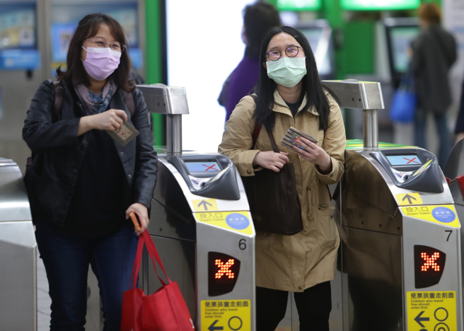 台中一名男網友表示，昨下午搭捷運回家，未戴口罩被站務人員攔下。（圖／示意圖，記者季志翔攝影）