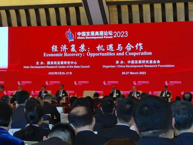 大陸國家發改委主任鄭柵潔26日在中國發展高層論壇2023年年會上說，將防範化解金融、房地產等領域的風險，構建防範化解風險的長效機制。（翻攝自中青報網站）