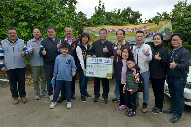 县府农业处推广柚花飘香健行赏花趣暨文旦柚认养活动。（苗栗县政府提供／李京升苗栗传真）