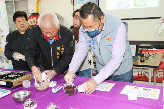 县府秘书长体验奶酷DIY。（苗栗县政府提供／李京升苗栗传真）