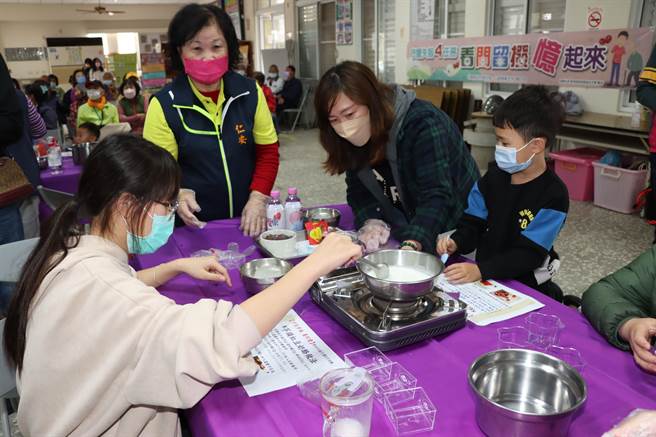 民眾体验奶酷DIY。（苗栗县政府提供／李京升苗栗传真）